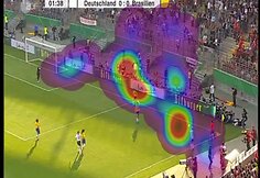 &Scaron;tai į ką žiūri žmonės per futbolo rungtynes. Stebimas žaidėjas, įmetantis kamuolį, ir erdvė prie&scaron; jį
