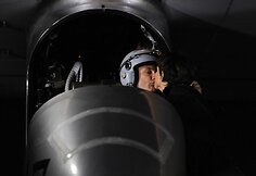 Piloto Bertrando Piccardo ir jo žmonos Michele bučinys prie&scaron; skrydį