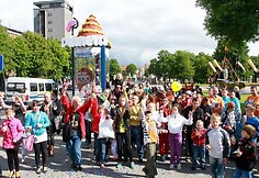 Klaipėdoje ledus valgantys žmonės