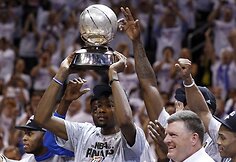 Kevinas Durantas i&scaron;kėlęs laiko NBA Vakarų konferencijos trofėjų