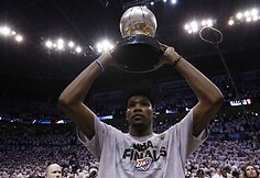 Kevinas Durantas i&scaron;kėlęs laiko NBA Vakarų konferencijos trofėjų