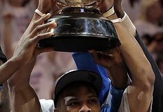 Russellas Westbrookas i&scaron;kėlęs laiko NBA Vakarų konferencijos trofėjų