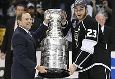Gary Bettmanas ir Dustinas Brownas laiko Stenlio taurę.