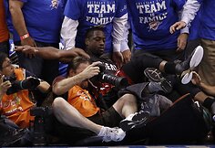 Dwyane'as Wade'as nugriuvo ant fotografų