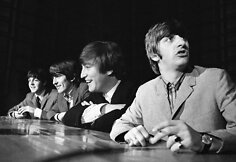 Iš kairės: Paulas McCartney, George'as Harrisonas, Johnas Lennonas ir Ringo Starr (1964 m.)