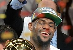 LeBronas Jamesas su NBA trofėjumi