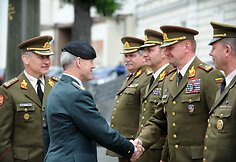 Knudas Bartelsas (centre)
