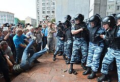Policininkai nustūmė protestuotoją.
