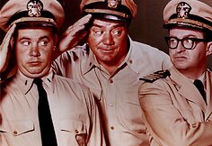 Ernestas Borgnine'as (centre)