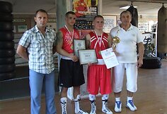 Evaldas Petrauskas, jo komandos draugas Edgaras Skurdelis, boksininkų treneris Vincas Murauskas ir Šilutės sporto mokyklos direktorius Aivaras Lileikis
