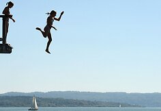 Vokietijoje merginos šokinėjo nuo tramplino į vandenį.