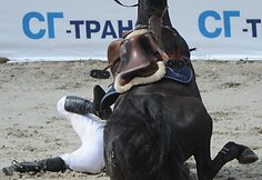 Kumelė Celly Negra užgriuvo Beną Gutkauską.