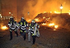 Susprogdinus bombą gaisrininkai skubėjo gesinti šalia užsiliepsnojusių pastatų.