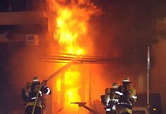 Susprogdinus bombą gaisrininkai skubėjo gesinti šalia užsiliepsnojusių pastatų.