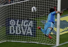 Ikeras Casillas nespėjo prie kamuolio