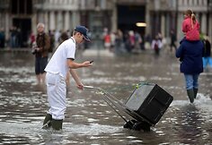 Darbuotojas apsemtoje San Marko aikštėje