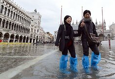 Turistės apsemtoje San Marko aikštėje