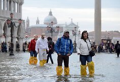 Turistai apsemtoje San Marko aikštėje