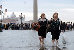 Turistės apsemtoje San Marko aikštėje