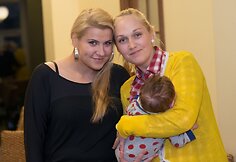 Erika Vitulskienė ir Indrė Stonkuvienė su dukra Cecilija