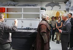 Princas Charlesas susitiko su filmo &bdquo;Hobitas&ldquo; kūrėjais