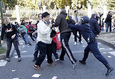 Demonstrantų ir Ispanijos policininkų susirėmimas