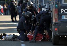 Ispanijos policininkai sulaikė protestuotoją.