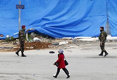 Kariai budi prie aptverto Yassero Arafato kapas
