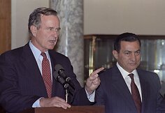 George'as Bushas vyresnysis ir Hosni Mubarakas (1990 m.)