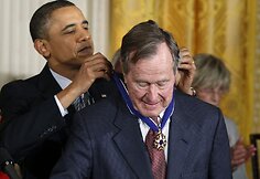 Barackas Obama ir George'as Bushas vyresnysis