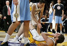 Pau Gasolis guli ant grindų po susidūrimo su JaVale'u McGee