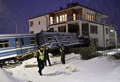 Į namą įsirėžęs traukinys