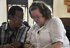 Lindsay Sandiford klauso vertėjo.
