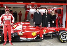 Fernando Alonso prie &bdquo;Ferrari F138&ldquo; bolido