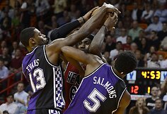 Sakramento „Kings“ krepšininkai bando sustabdyti LeBroną Jamesą.