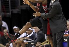 Kyleas Lowry ir Klivlendo „Cavaliers“ treneris Byronas Scottas