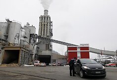 Policija prie medienos fabriko Šveicarijoje