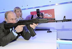 Vladimiras Putinas ginklų parodoje i&scaron;bandė Kala&scaron;nikovo kopiją.
