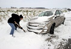 Sniege užklimpęs automobilis
