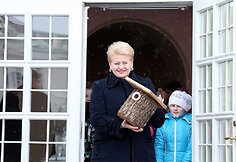 Prezidentė Dalia Grybauskaitė su vaikais iškėlė inkilus.