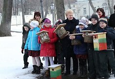 Prezidentė Dalia Grybauskaitė su vaikais iškėlė inkilus.