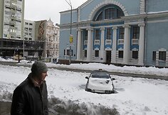 Apsnigtas taksi automobilis
