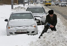 Kijeve vyras bando atsikasti išvažiavimą automobiliui.