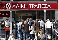Žmonių eilė prie Kipro banko