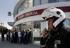 Žmonių eilė prie Kipro banko