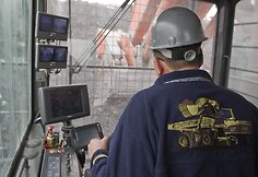 Ekskavatoriaus darbuotojas aukso kasykloje