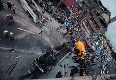 Nuo tilto nukritęs autobusas