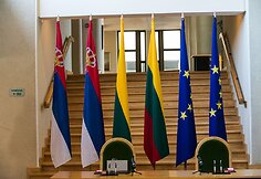 Serbijos, Lietuvos ir Europos Sąjungos vėliavos