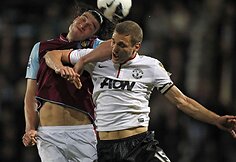 Andy Carrollas ir Nemanja Vidic
