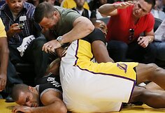Nugriuvę Dwightas Howardas ir Tony Parkeris
